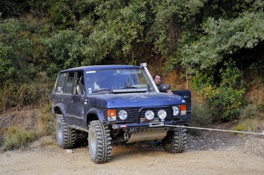 Bir off-road araç çekme bir kayışı kullanarak