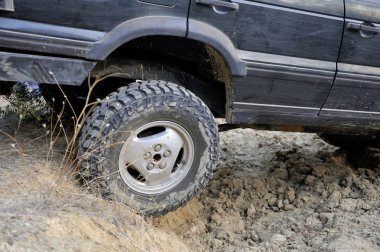 Off-road araç büyük bir tekerlek