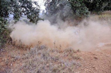 Toyota Land Cruiser bir dik tırmanmaya mücadele