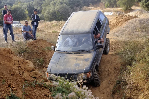 Gran excavadora agujero de excavación chispas coches — Foto de Stock