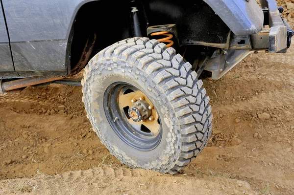 Une grande roue de voiture hors route — Photo