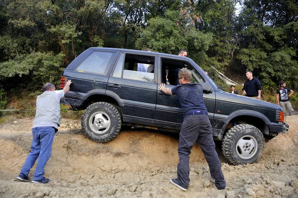 Range Rover в плохом состоянии — стоковое фото