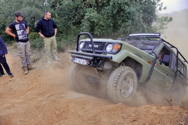 Um Toyota Land Cruiser lutando para escalar um íngreme — Fotografia de Stock