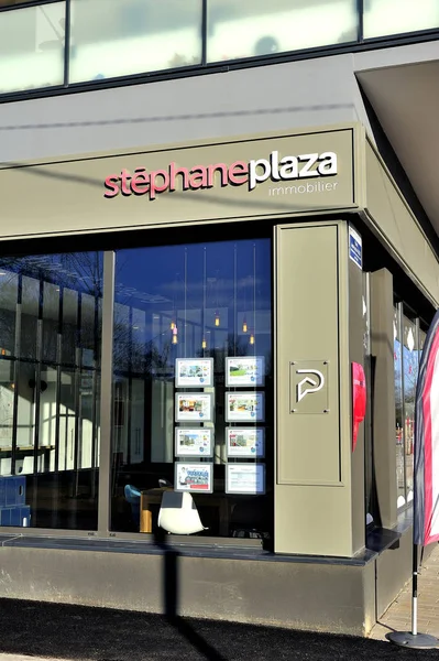 One of the real estate agencies Stephane Plaza — Stock Photo, Image