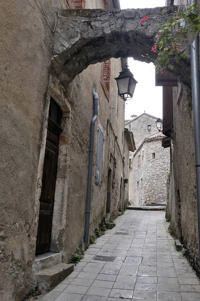 Allée à l'intérieur du petit village de Navacelles — Photo