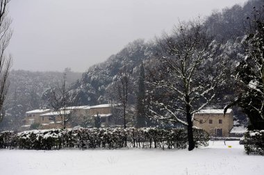 Fransızca Cevennes bölgedeki karlı manzara