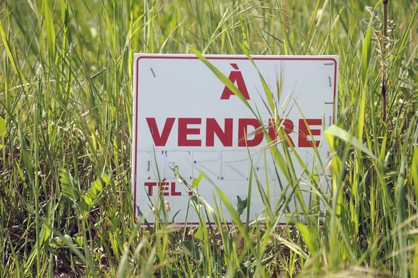 Schild, das darauf hinweist, dass Grundstücke zum Verkauf stehen — Stockfoto