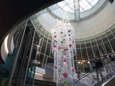 Bir Fransız alışveriş merkezinde Noel süsleri ve çelenkler