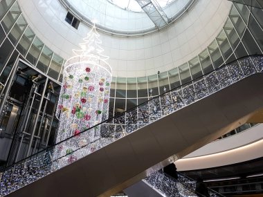 Bir Fransız alışveriş merkezinde Noel süsleri ve çelenkler