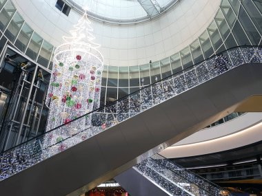 Bir Fransız alışveriş merkezinde Noel süsleri ve çelenkler