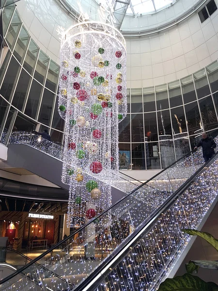 Bir Fransız alışveriş merkezinde Noel süsleri ve çelenkler
