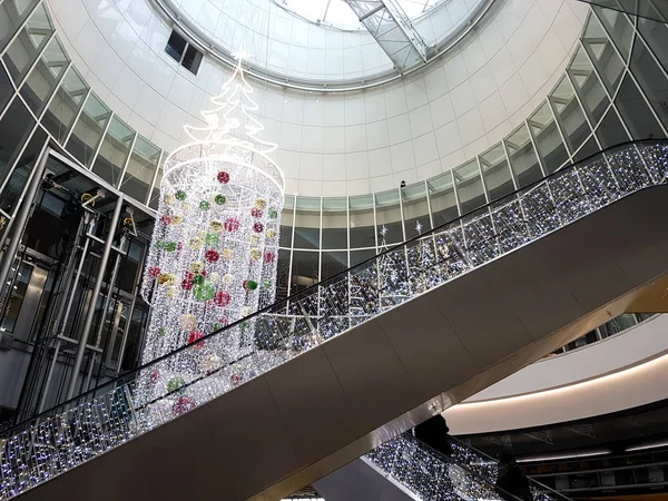 Рождественские украшения и гирлянды во французском торговом центре — стоковое фото