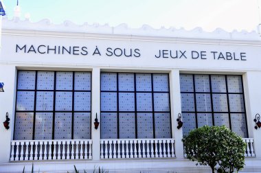 Menton, Fransa - 27 Şubat 2020: İtalyan sınırı yakınlarındaki Fransız Rivierası 'ndaki Menton kasabasındaki Barriere kumarhanesine giriş