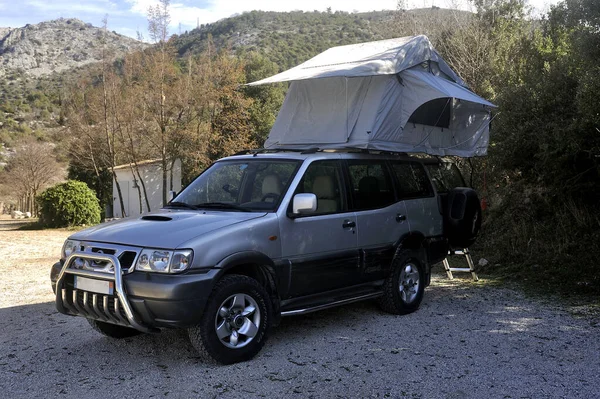 Todo Terreno Carro Com Uma Tenda Telhado Desdobrado Telhado — Fotografia de Stock