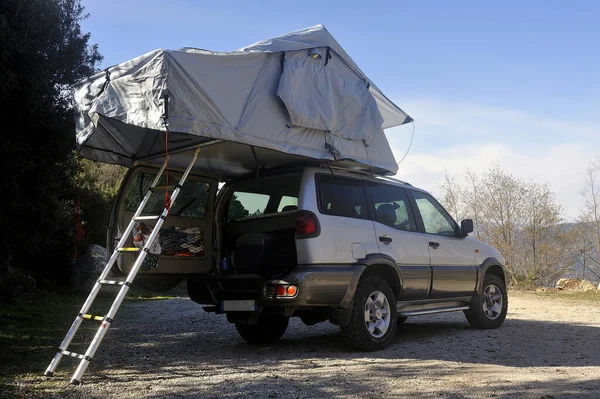 Todo Terreno Carro Com Uma Tenda Telhado Desdobrado Telhado — Fotografia de Stock