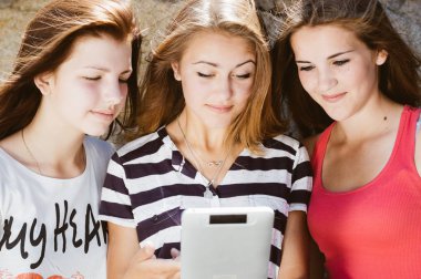 Portre portre selfie dijital tablet ile alarak üç genç kız arkadaş