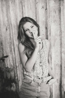 Siyah ve beyaz dudaklar, gizli hareketi, parmakta ile çekici genç kızın genç kadın portre