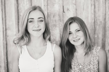 Güzel kız arkadaşlar eğlenmeye. Hem kameraya bakarak ve gülümseyen