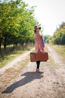 Şapkanı ve Paltonu çanta yolda kadında