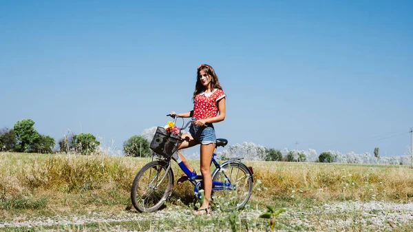 Full Längd Porträtt Unga Pinup Kvinna Cykling Fält Ljusa Blå — Stockfoto