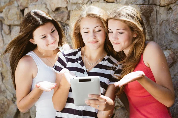 Närbild Porträtt Tre Tonårsflickor Vänner Tar Selfie Med Digital Tablett — Stockfoto