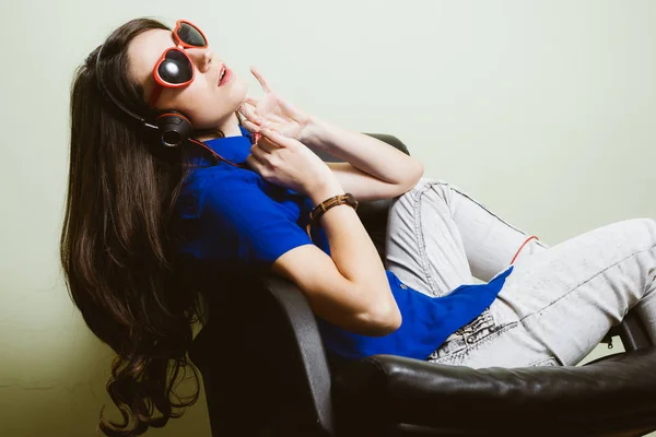Retrato Una Chica Bonita Seria Con Gafas Sol Sosteniendo Auriculares —  Fotos de Stock