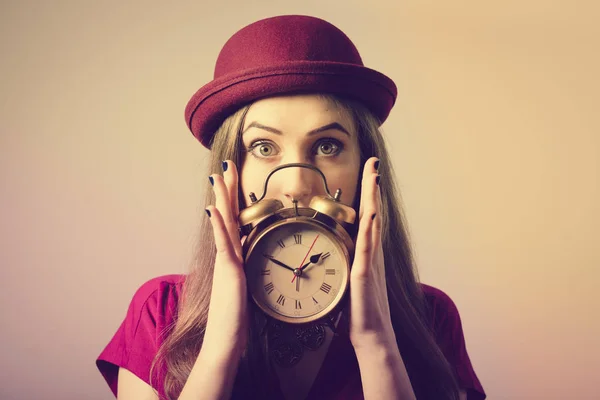 Retrato Elegante Hermosa Dama Joven Sombrero Que Muestra Despertador Mirando — Foto de Stock