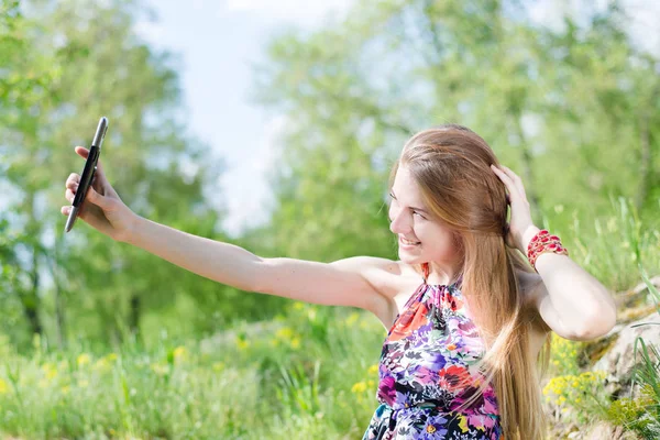 Foto Bela Mulher Loira Jovem Bonito Menina Fazendo Foto Selfie — Fotografia de Stock