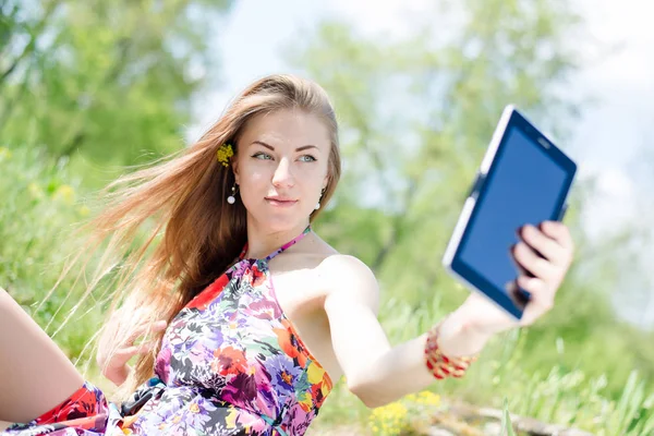 Güzel Sarışın Kadın Genç Şirin Kızın Tablet Bilgisayar Having Fun — Stok fotoğraf