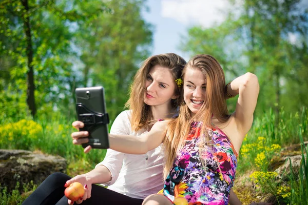 Twee Mooie Jonge Vrouwen Nemen Zelfportret Buitenshuis Groen Voorjaar Park — Stockfoto