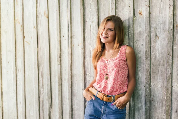 Moda joven rubia en rosa Camiseta sobre fondo de madera pálida —  Fotos de Stock