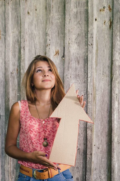 Młoda blond kobieta moda w różowy Tshirt na pale drewniane tła — Zdjęcie stockowe