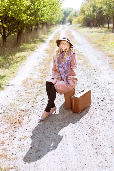 Beautiful Young Lady Wearing Hat Elegant Fashionable Coat Suitcase Sunny — Stock Photo, Image