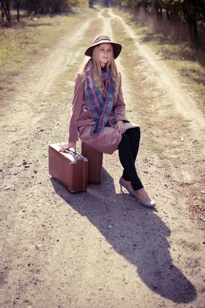 Beautiful Young Lady Wearing Hat Elegant Fashionable Coat Suitcase Sunny — Stock Photo, Image