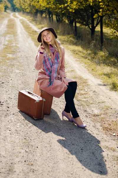 Schöne Junge Dame Trägt Hut Eleganten Modischen Mantel Mit Koffer — Stockfoto