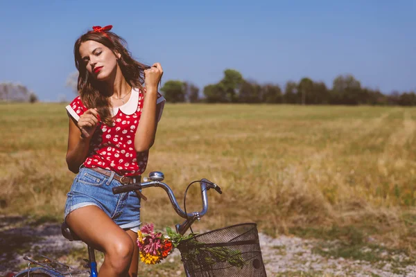 Joven Hermosa Morena Pinup Mujer Ciclismo Los Campos Bajo Azul — Foto de Stock