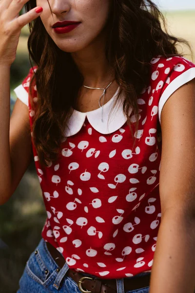 Joven Hermosa Morena Pinup Mujer Camisa Roja Primer Plano Los — Foto de Stock