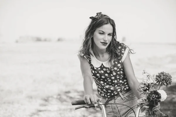 Svartvita Porträtt Ung Vacker Brunett Pinup Kvinna Cykling Counrtyside Landskap — Stockfoto