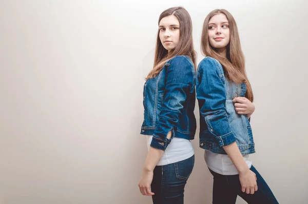 Retrato Close Duas Belas Mulheres Jovens Com Cabelos Longos Escuros — Fotografia de Stock