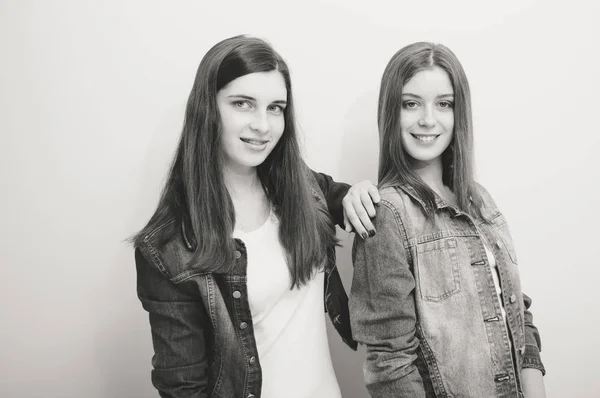 Två Unga Mode Kvinnor Poserar Studio Jeansjackor Svartvit Bild — Stockfoto