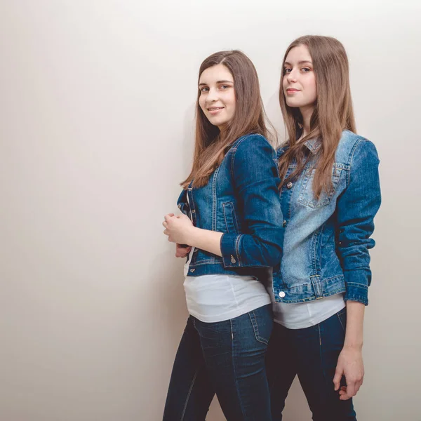 Retrato Close Duas Belas Mulheres Jovens Com Cabelos Longos Escuros — Fotografia de Stock
