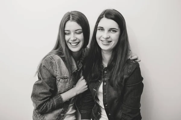 Deux Jeunes Femmes Mode Posant Studio Vestes Jeans Image Noir — Photo