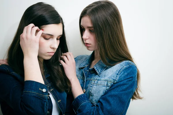 Retrato Close Uma Adolescente Confortando Outra Após Separação Conceito Amizade — Fotografia de Stock