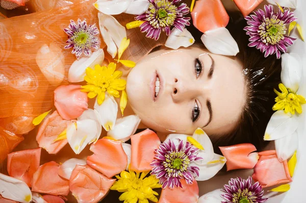 Güzel Seksi Genç Kadın Çiçek Yaprakları Yüz Closeup Ile Banyoda — Stok fotoğraf