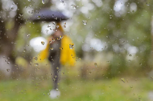 Immagine Sfocata Donna Piedi Sotto Ombrello Con Gocce Pioggia Sul — Foto Stock