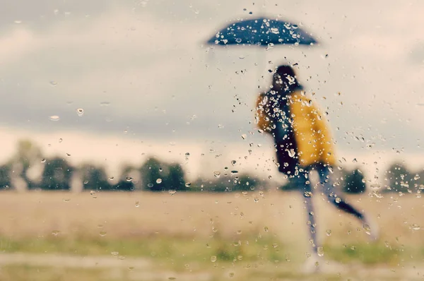 Imagen Borrosa Mujer Pie Bajo Paraguas Con Gotas Lluvia Primer — Foto de Stock