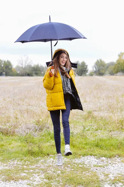 Jonge Mooie Brunette Vrouw Plezier Met Het Dragen Van Warme — Stockfoto