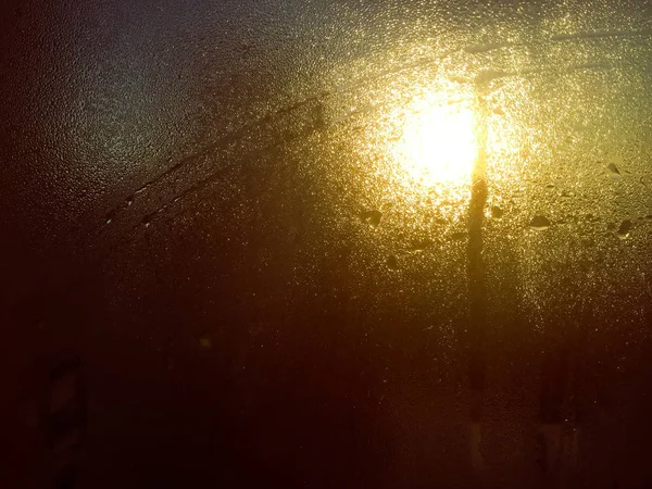 Picături pe fereastră cu soare de dimineață în lumina de fundal — Fotografie, imagine de stoc