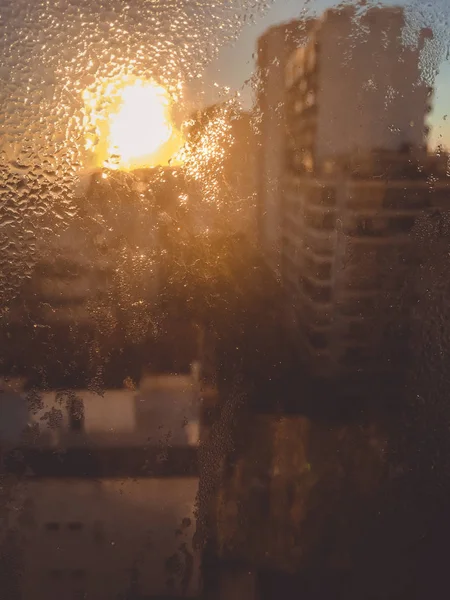 房间窗户上的模糊液滴和阳光抽象的背景 — 图库照片