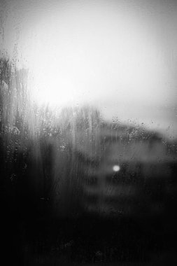 Doğal yoğunlaşma damlacıkları saydam güneş cam zemin üzerine